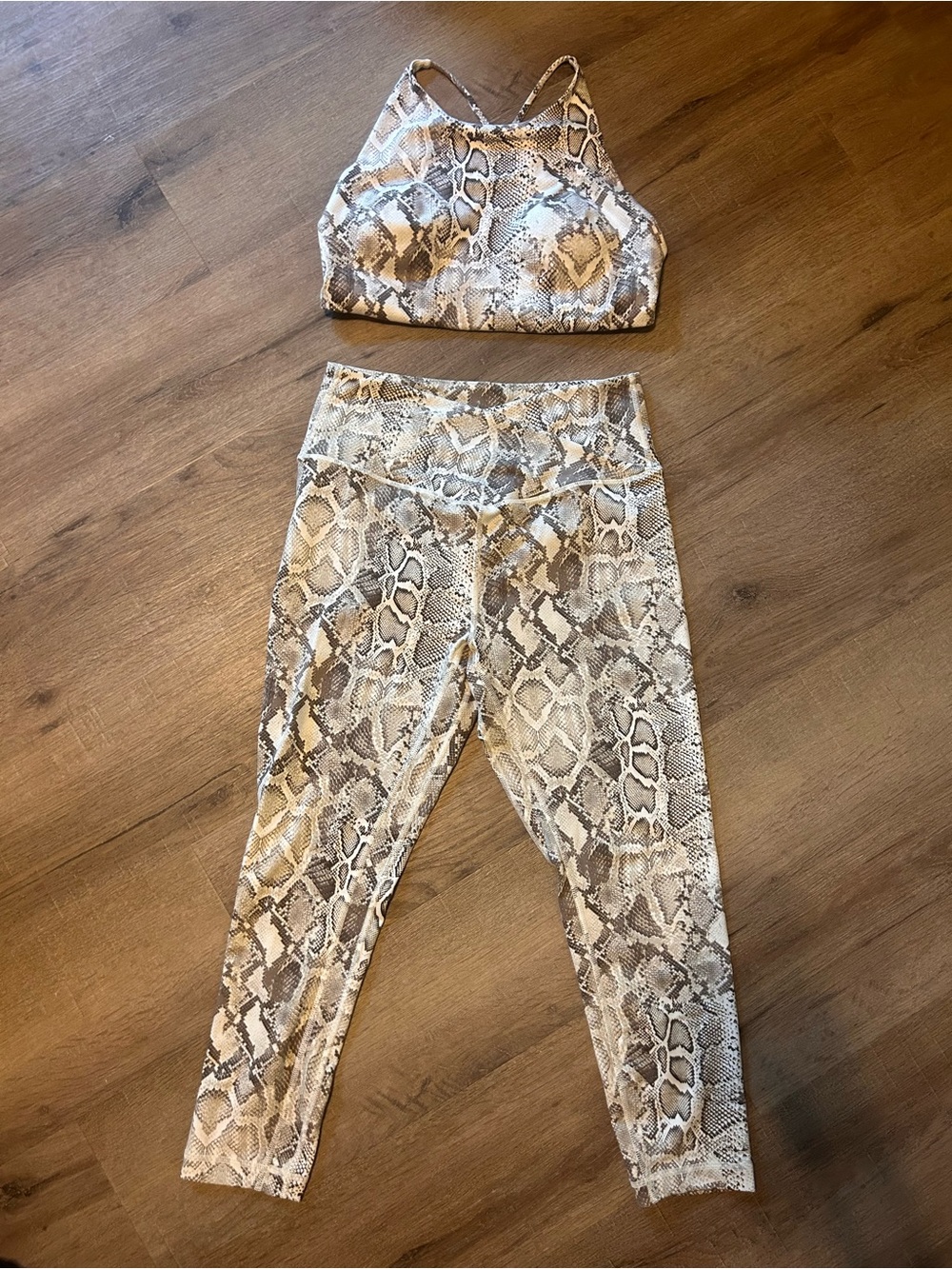 Victoria's Secret VS Sport Activewear Set Womens M Snakeskin Leggings Bra